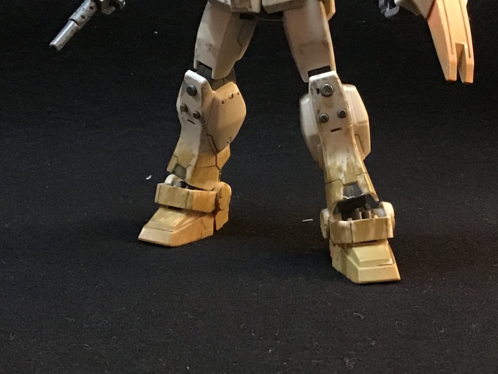 脚部は今回は沼地で戦った仕様なので、ドライブラシはしてません。