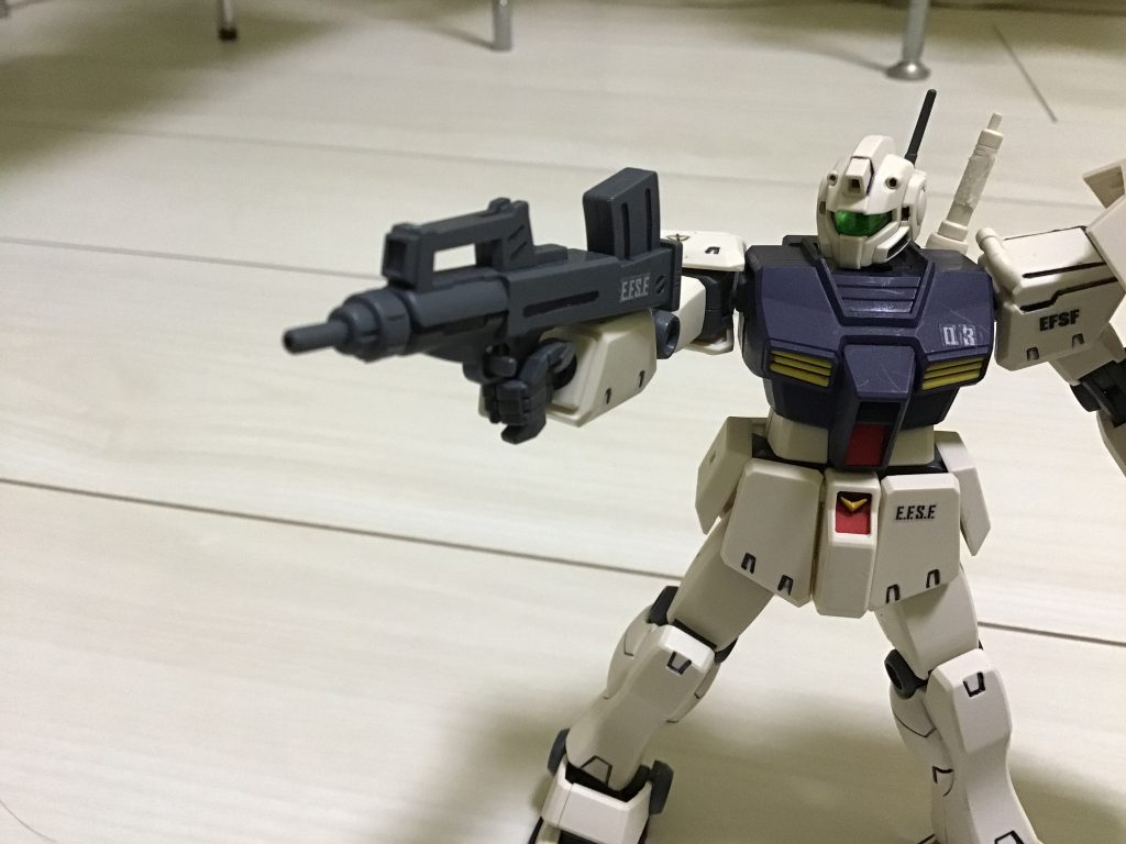 ブルパップマシンガンはマーキングシールも貼りました。