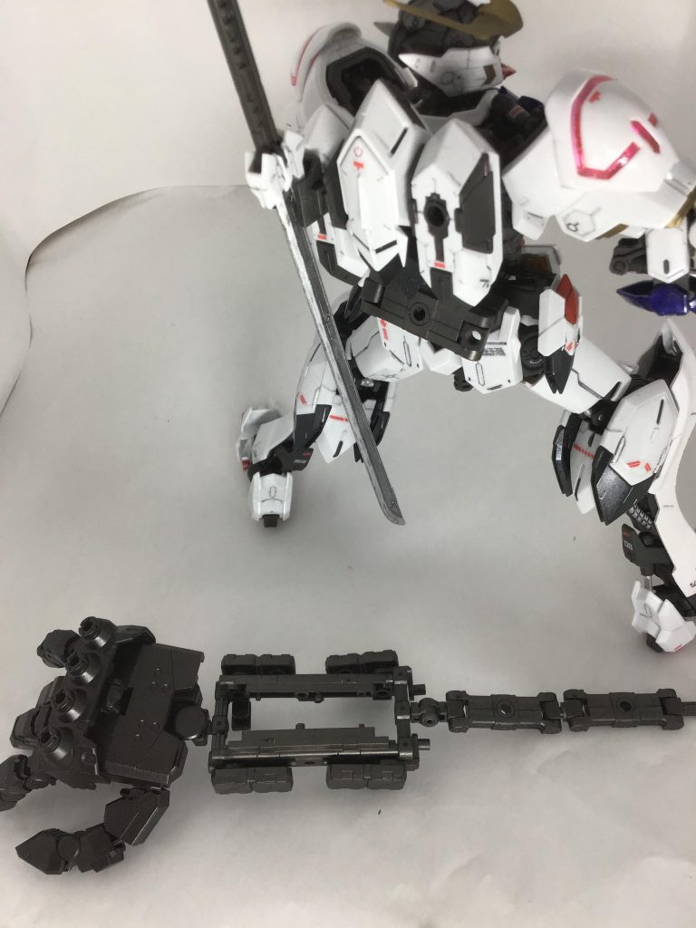 大型ナックルの全体図と腰の接続部分はこんな感じ。フレーム剥き出し、装甲は最小限、って方が試作武装感出るかなという思いで組み上げました。