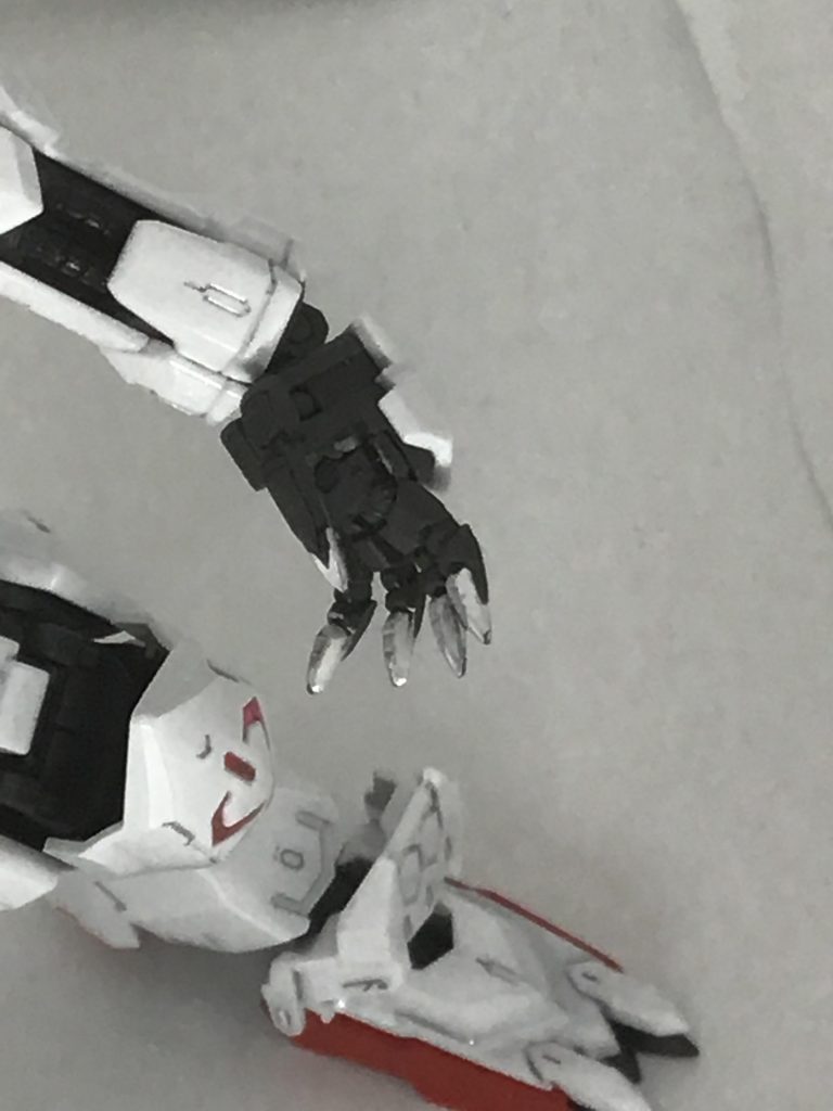 個人的なこだわりポイントはこの爪。ルプスへの繋がりが生まれるよう、シルバーで塗ってみました。