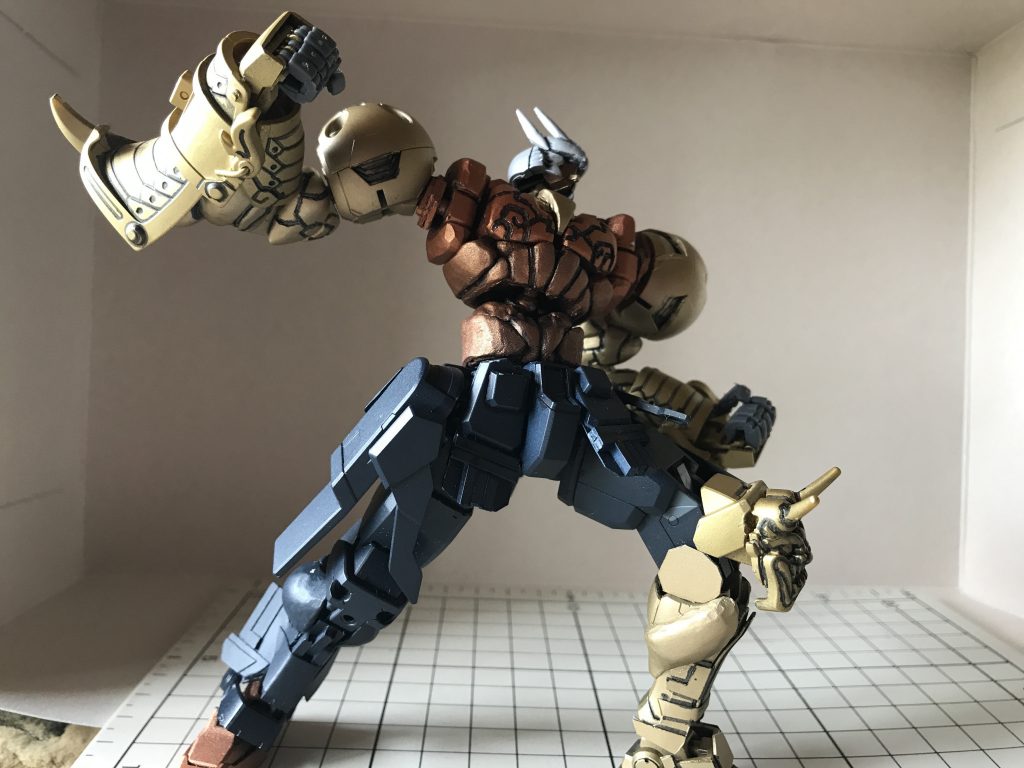 殴りかかる！
腰の可動がこういうポーズに活きてきますよねー！！！