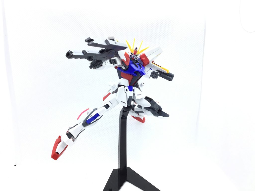 SEED撃ち! リバイブ関節でガンガンポーズが決まります!ただ、色分けはシールに頼るところが多いので塗装推奨。