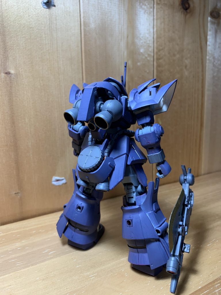 背後、ジャンプして空から奇襲を仕掛けるイメージで作ったのでバックパックあたりをグフフライトタイプから流用した感じに改造。