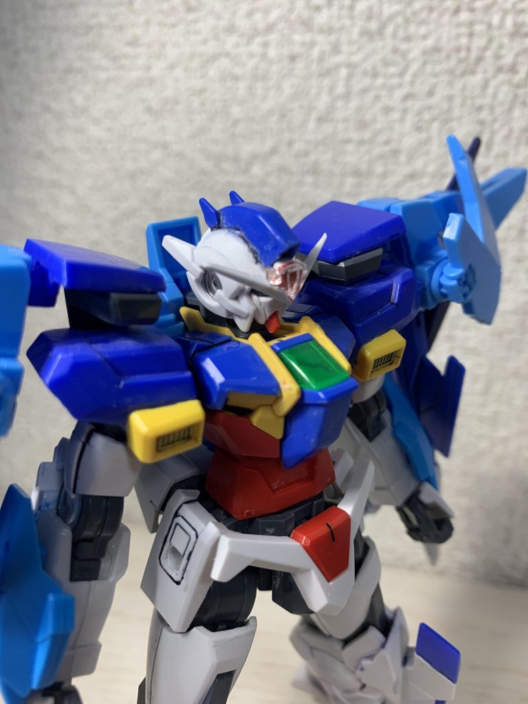 頭部は一部切断してダブルオーダイバーのものを接着。ついでに胸部はスカイのものをそのまま使用しました。