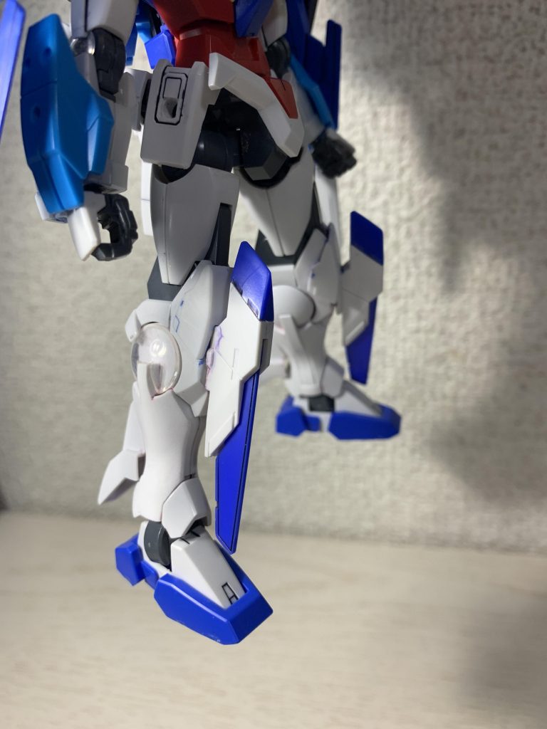 腰はそのままで、
膝にオーライザーの羽みたいなやつを接着。
足首から下はスカイのものを、
ふくらはぎにはジャンクパーツを接着しました。（なんのやつか覚えてない）