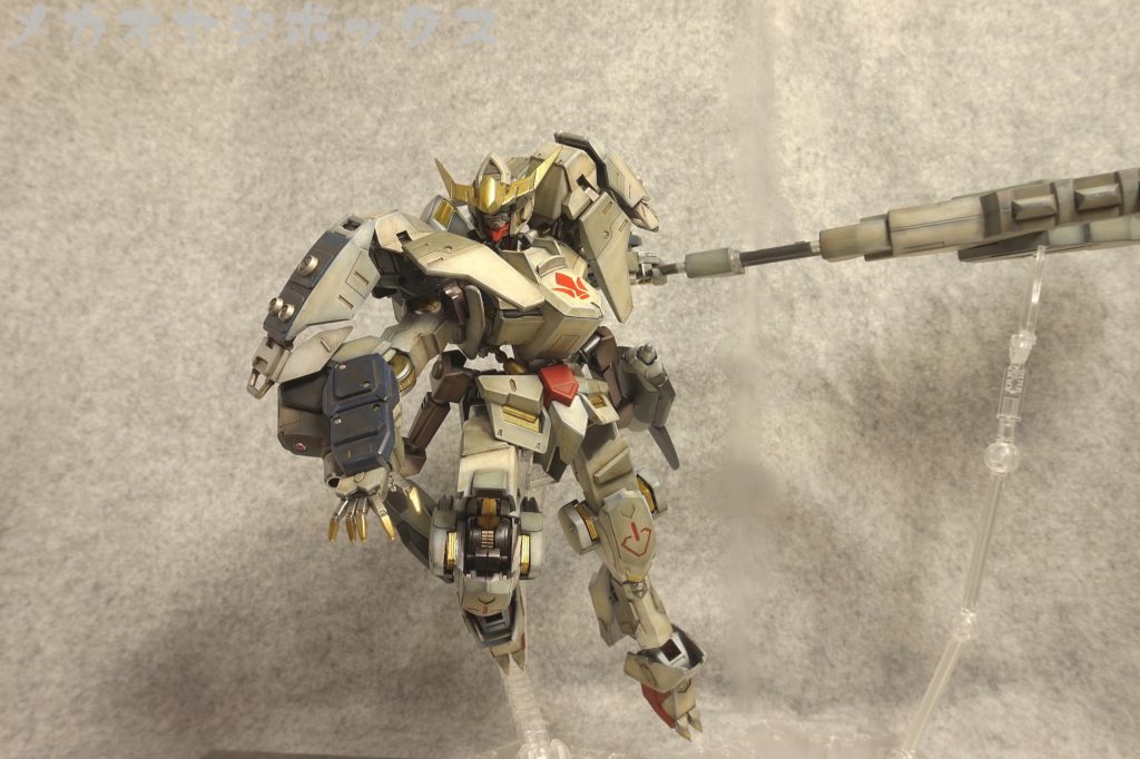 土煙を上げて飛びかかってきそうな。