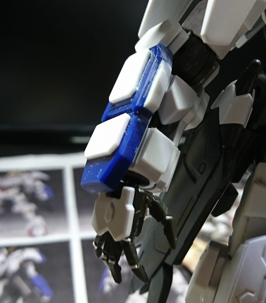 腕装甲を大型化 & 平手を改造して掴みかかる感じに成形