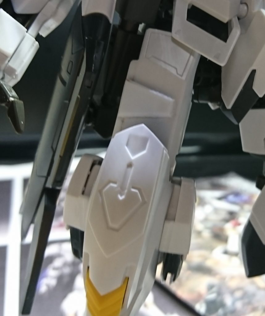 太腿の大型化と装甲追加 & 膝スラスター改造