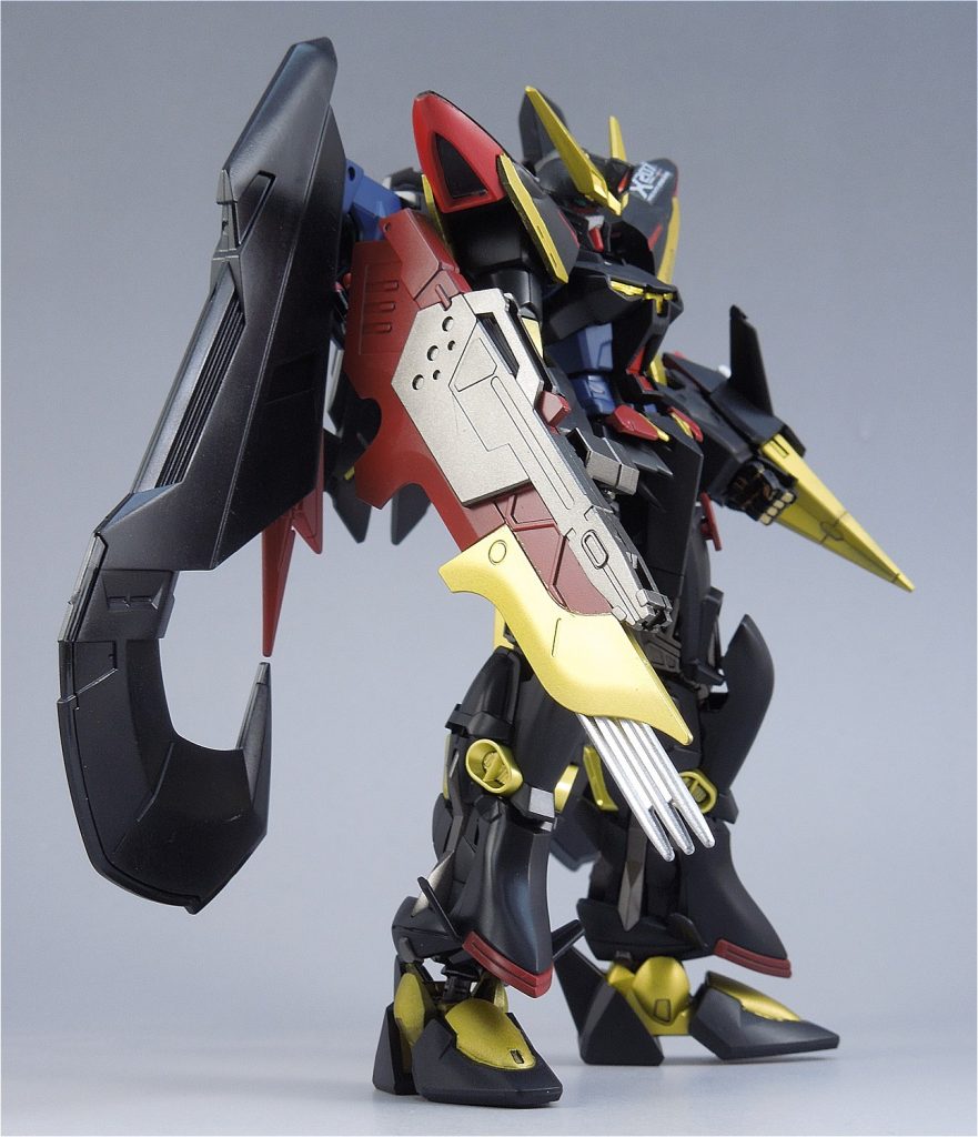 トリケロスは天ミナの物。ブリッツの腕に無加工では取り付け出来なかったので、ちょこっと改造してます。