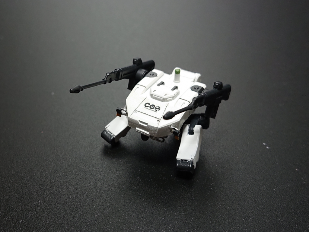 足の可動域を広げることで作中のアクションを再現できます。
また、正面にスジ彫りでディテールアップしています。