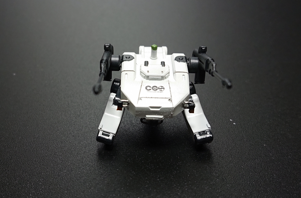 正面にCGSのデカールを貼り、更にかっこよくなりました。
また、よりリアルに近づけるため、正面のライトや機体の下部分に針金を使って部品を造りました。