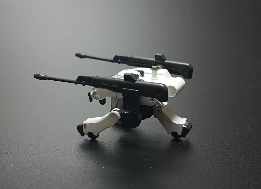 前足の先や、後ろ足の付け根部分、銃火器にもワンポイントとしてデカールを貼っています。