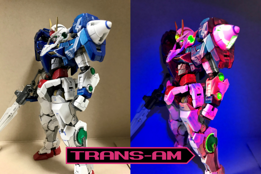 マジックルミノペイントの赤と緑を筆塗りしました。可視光では普通ですが、ブラックライトで赤く光ります。プラスチックには密着が悪い塗料で、下地処理もしていないため、塗りムラがすごいのですが…。
繰り返します。薄目で、少年の心で見てください。遊びです。