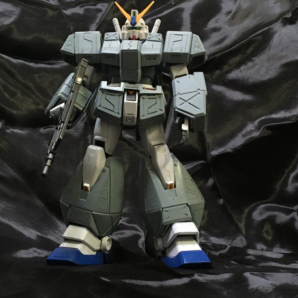 チョバム全身像。
脳内で爆砕ボルトによる強制排除ができるものと考え、強度を持ちつつ簡単にバラけるようなパネルラインを考えてスジ彫り。落下することを考慮し上部パーツほど細かいほうがいいのか?とか妄想が楽しかったです(笑)