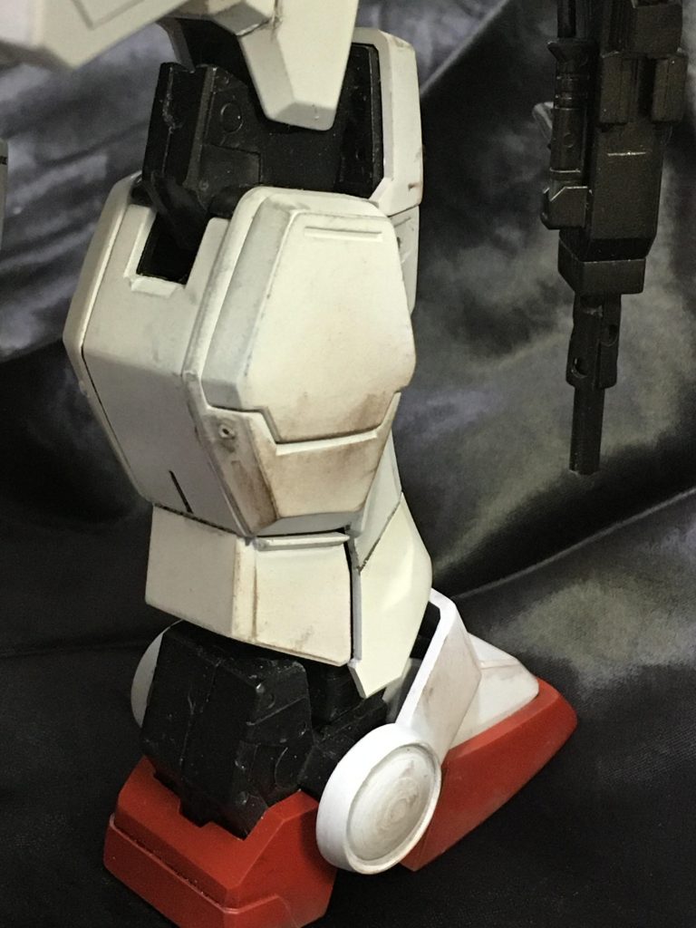 腿と脛の内部フレームを各2mm延長。裾が短く見えないぎりぎりの長さだと思う。踝パーツのえぐり加工。電動ドリルに加えさせてノミで削いでみました。
手持ちで旋盤加工したみたいなもんです。