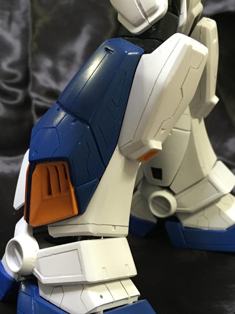 脚部スラスター肉抜き加工。Ver.2.0だとここの開口のデザインが違うんよね。
わしはこっちのデザインが好き。なので削りまくって開口させた。