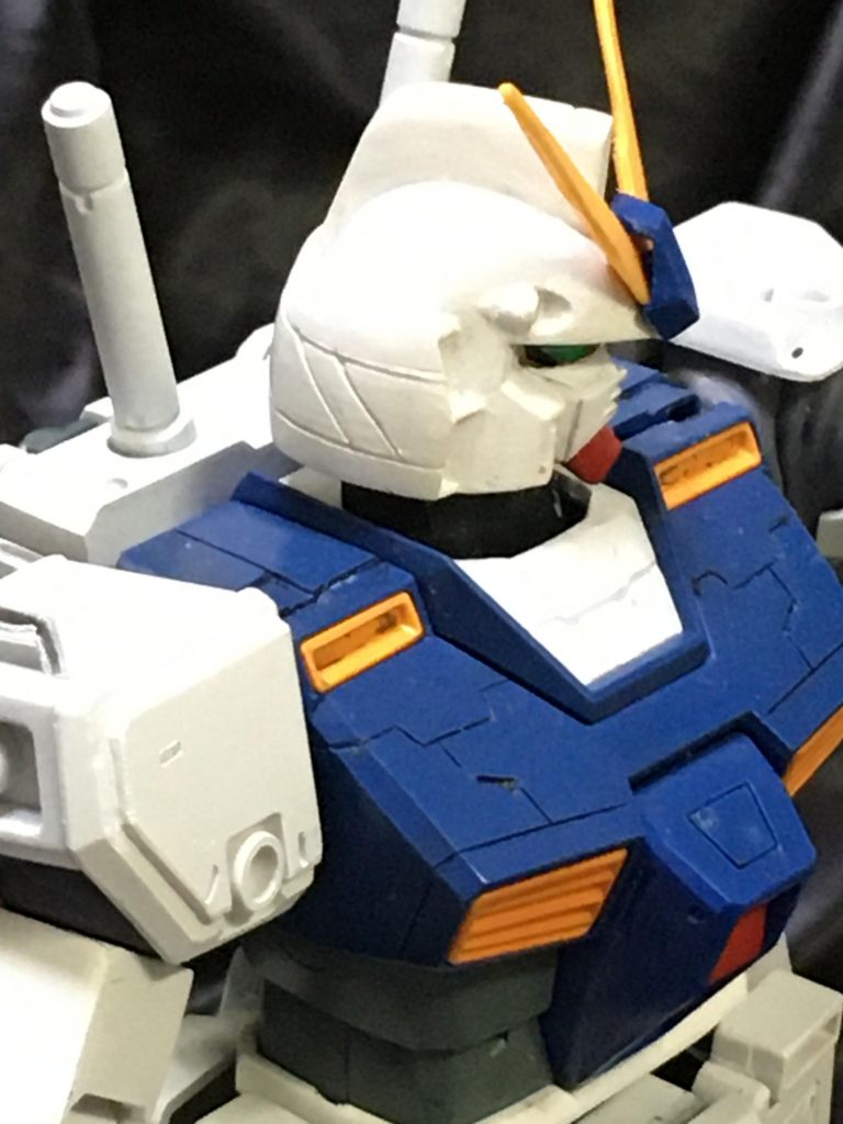 頭部スジ彫り
いやぁ改めて見ると荒いなこりゃ(笑)
まぁ習作ってことで勘弁していただきたい。
肩ブロックも段落ち加工してみたけど掘りすぎ太すぎだな。