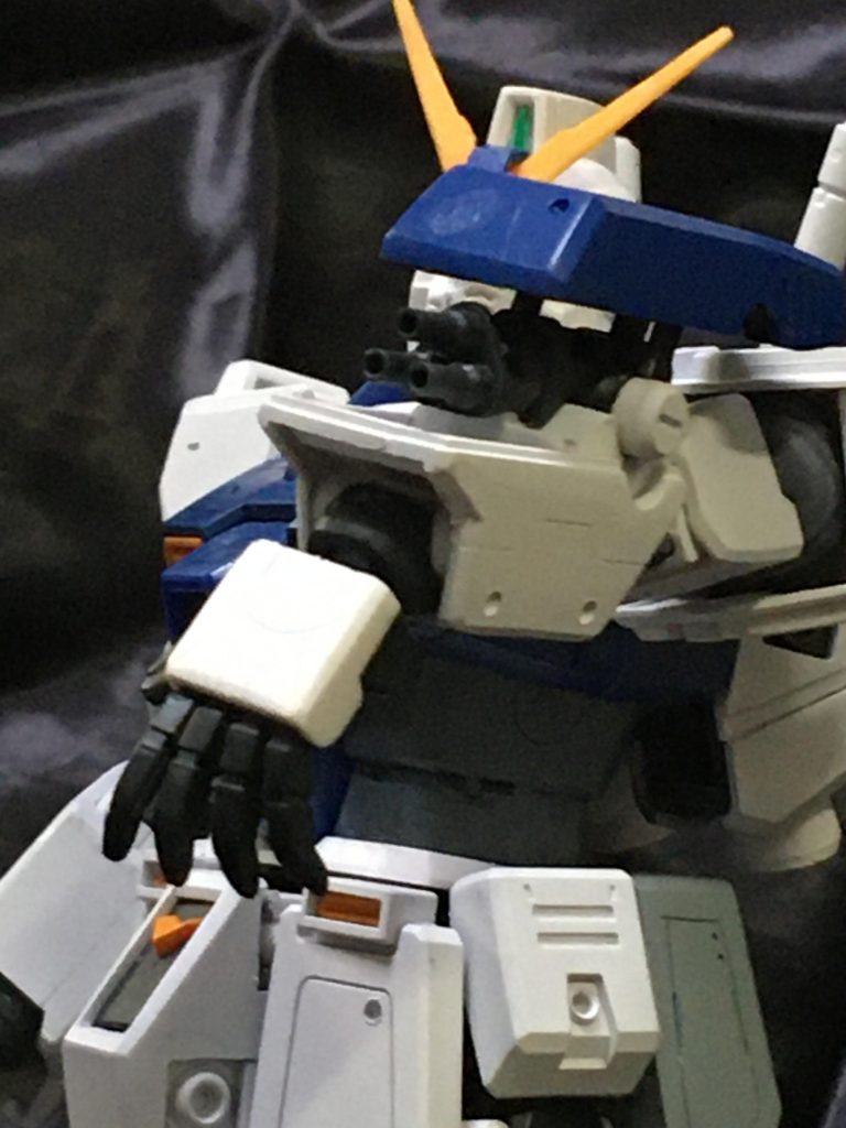 腕部三連バルカン。面出し、開口、後ハメ加工。多分一番手間が掛かった場所。