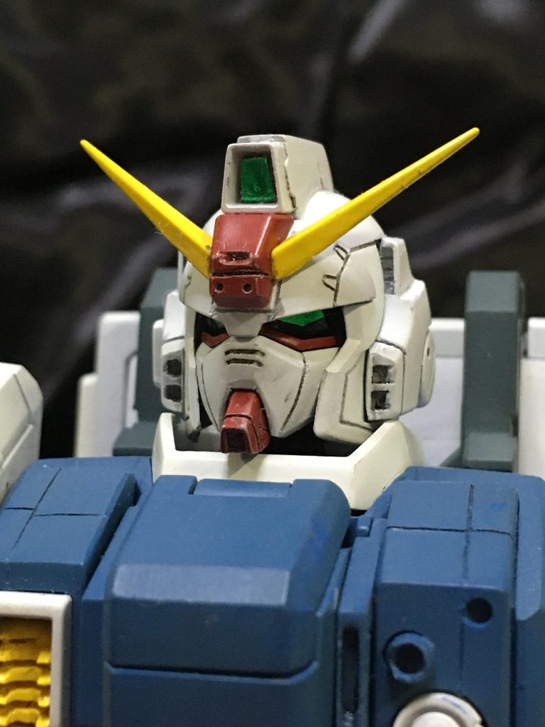 頭部サイドのダクトを削り込んで顔幅を小さく、ダクトの彫り込み、ひさしの角度変更、アンテナの先鋭化など定番加工も行っています。
あと、首関節に前後スイングを追加。顎を引いた表情付が可能に。