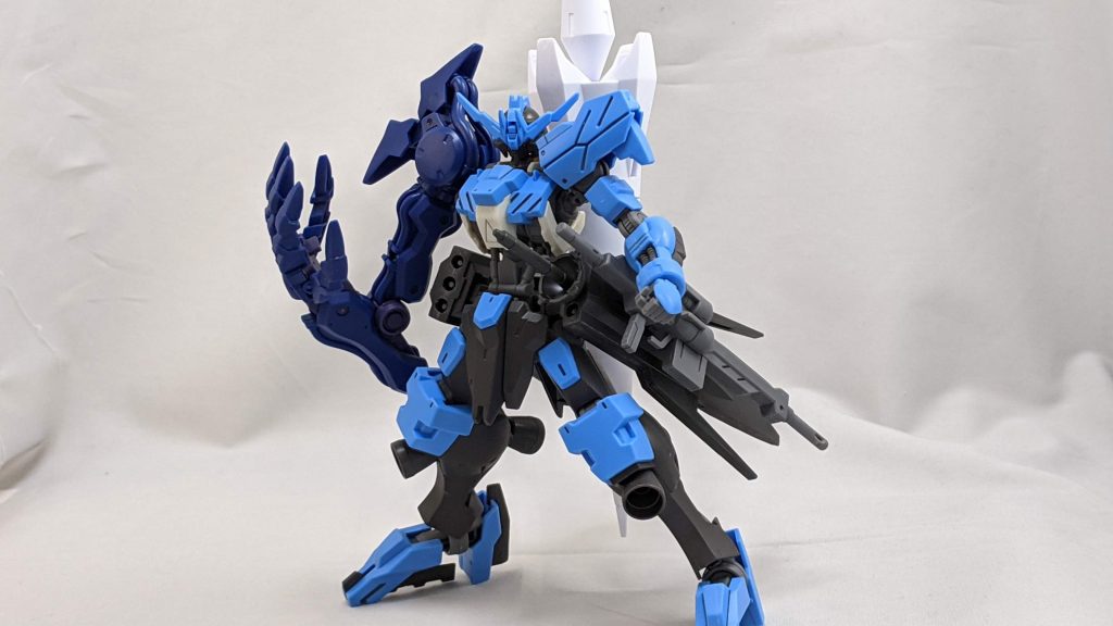 ヴィダールを接近戦寄りにしたという設定です