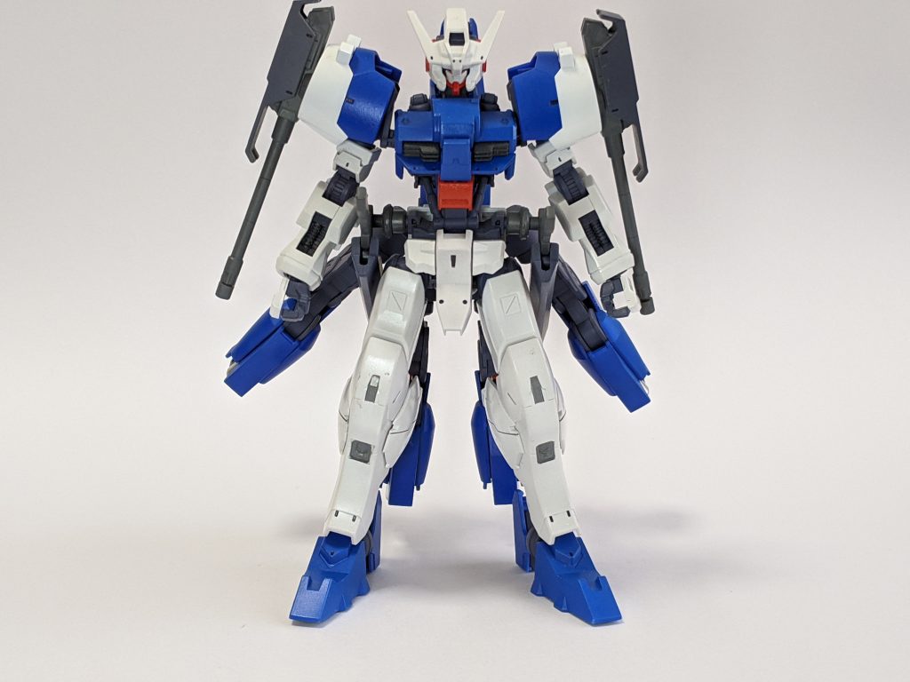 正面。対称性をアピールしたかったため、俯瞰ではなく真正面から。
ほぼ全身ガンダムマーカーエアブラシ塗装で、ニューホワイト、ブルー、グレー、メカグレー、シャインシルバーを使用。エナメルやガンダムマーカーでのスミ入れも適宜施しています。