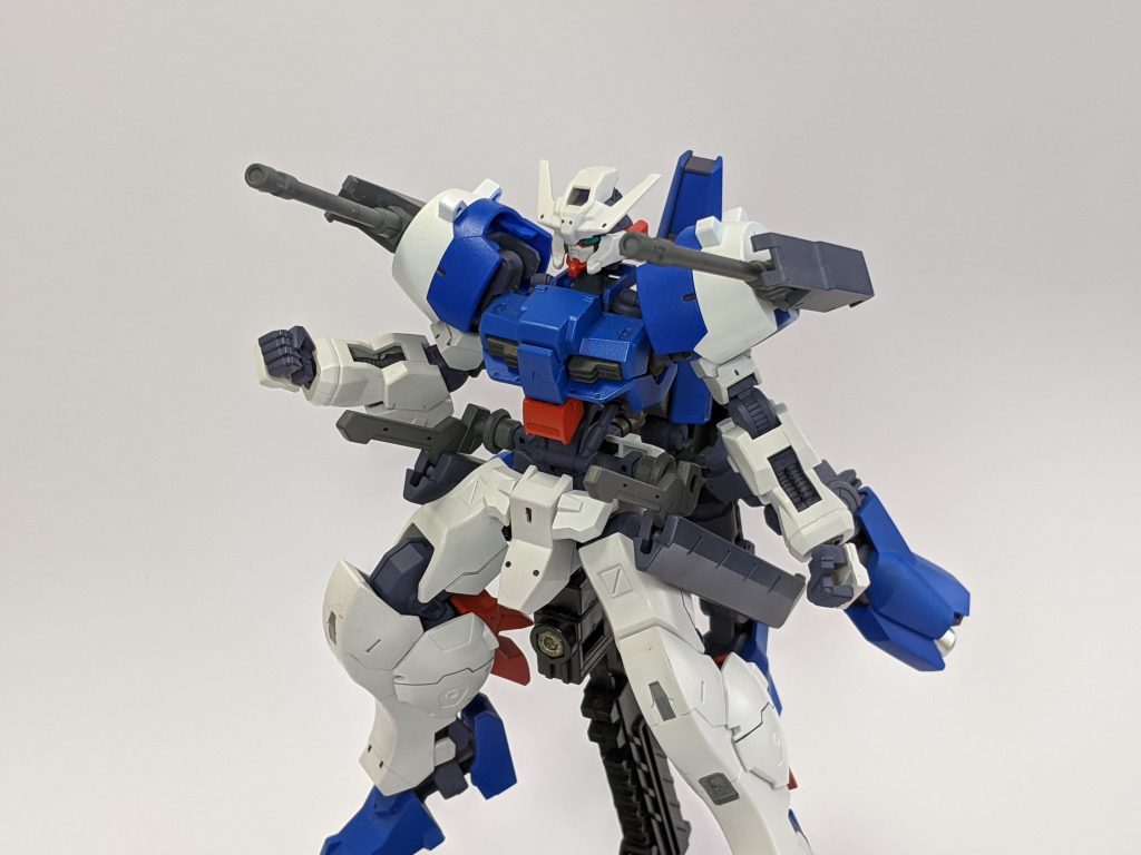 肩部機関砲。
このガンプラ唯一の射撃兵装。本体側面のカバーは苦手ですが、自分が突っ込む相手への牽制と、ほかの武器との併用しやすさに優れます。