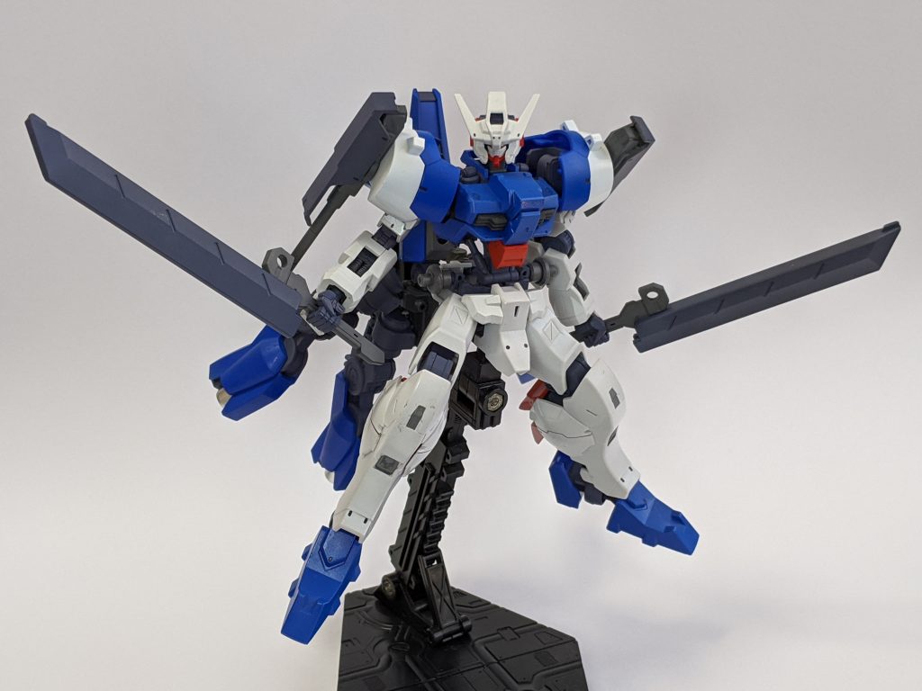 デュアルソードメイス。
二振りの同じ形状のソードメイスを腰に装備。もちろんアスタロトのデモリッションナイフを改造しています。刀身側を微妙に削ると、柄がいい具合にハマります。