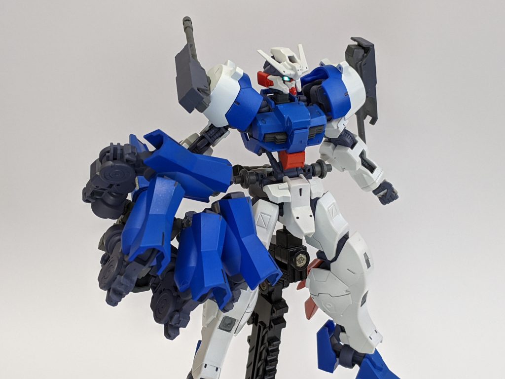 ガンダムアスタロト A-シンメトリに。
Aユニットが巨大な拳に変形します。