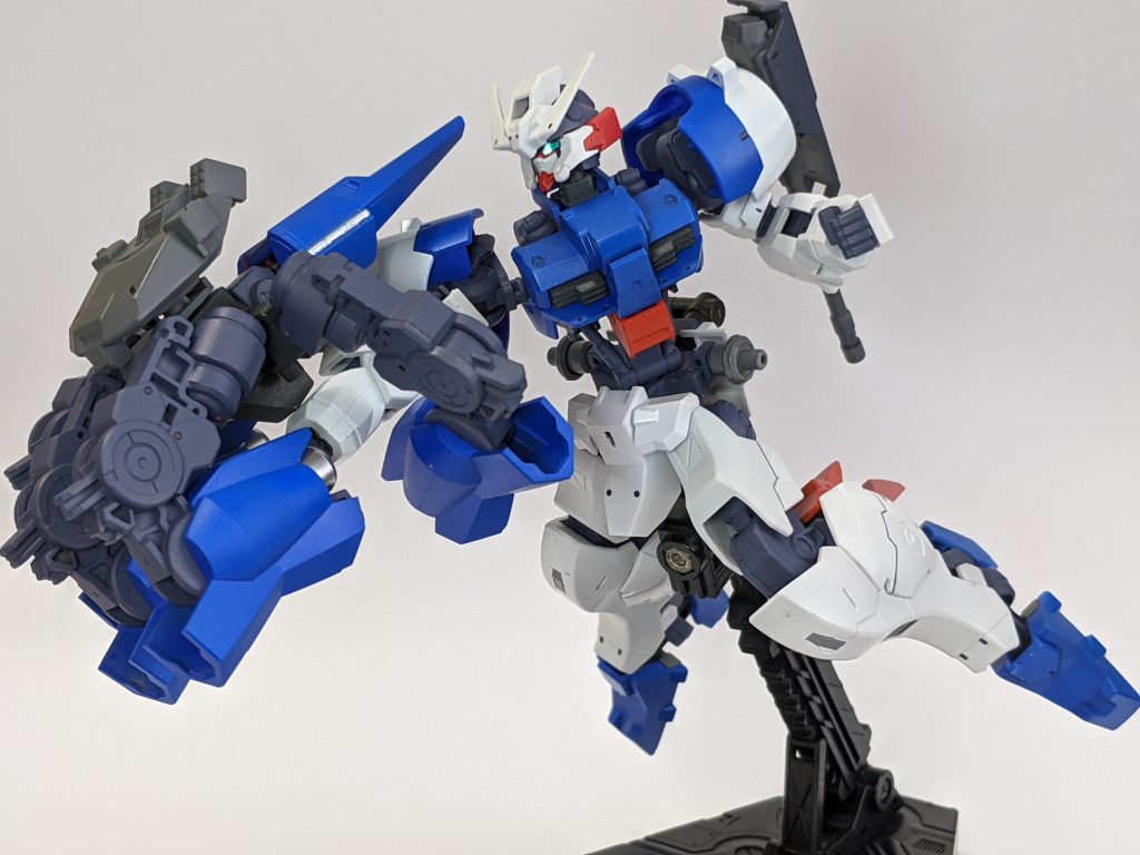 以上です。
シンメトリーにAがくっついてアシンメトリーになる!がやりたかっただけのガンプラですが、本体が想像以上にきれいに塗れたので、またバリエーション機をつくるかもしれません。