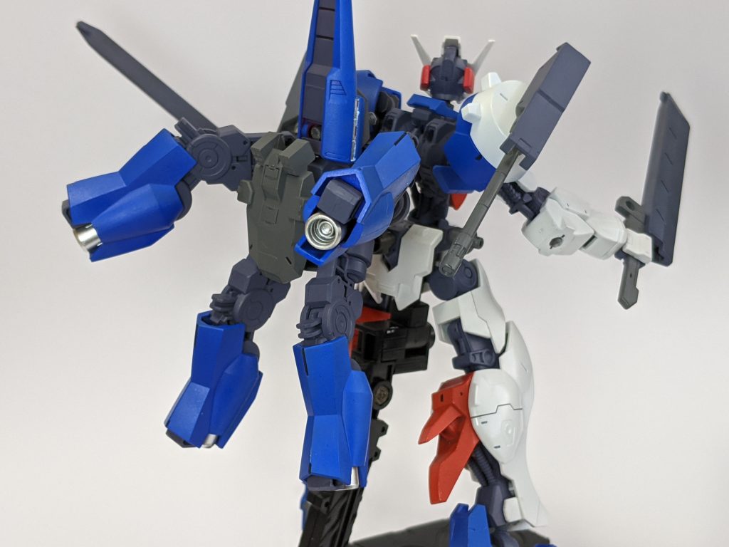 Aユニットはそれぞれ可動し、様々な方向に推進力を与えます。
グレイズの足パーツを2体分使用。他の装甲は他の作品に流用中…