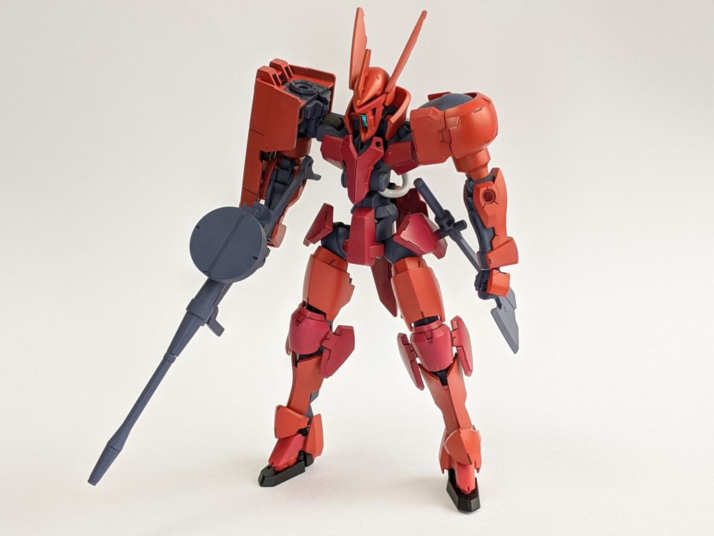 正面。
1. 大きな改造をせず、ゴールデンウィークで仕上がるようにサクッと作る
2. ジオン軍カラーセットの中で余りがちだったシャアピンク、シャアレッドを使う
の二点を意識しながら、シャア専用カラーのグリムゲルデを作りました。