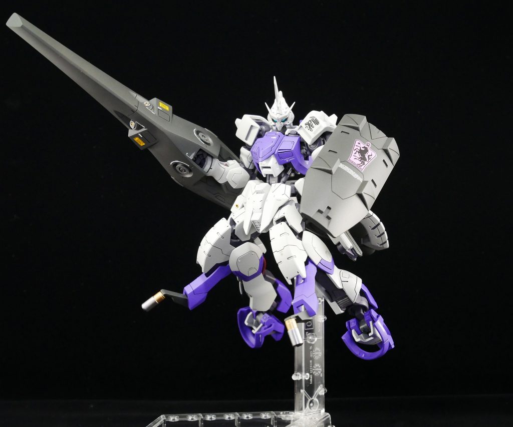 箱絵っぽいポーズ。改造箇所は頭頂部のツノ、左胸部ダクト、ランスです。