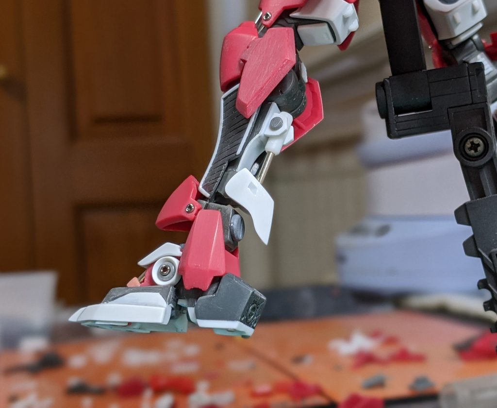 かかとを延長した時の画像です。すぐ後ろに倒れるのを防ぐ意味もあったのですが、躍動感溢れるグリムゲルデのポージングには台座が必須かと思いなおして最終的にはオミットしました。