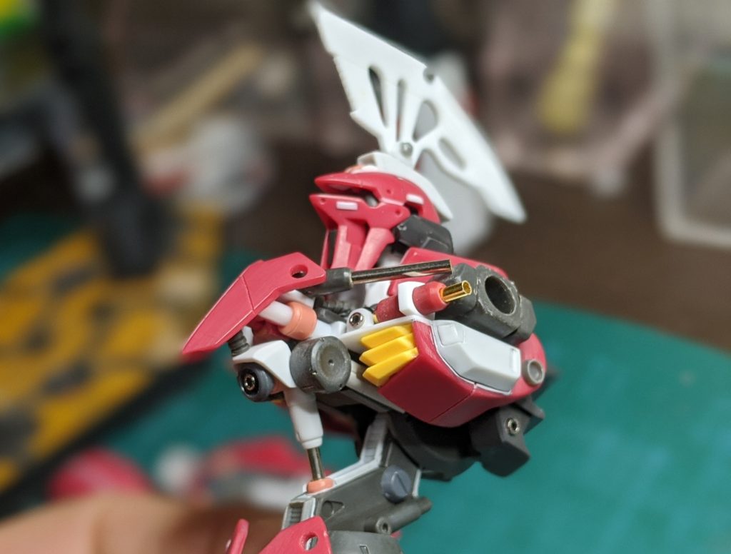 胸には多分バルバトスのパーツを（黄色い部分）移植しました。