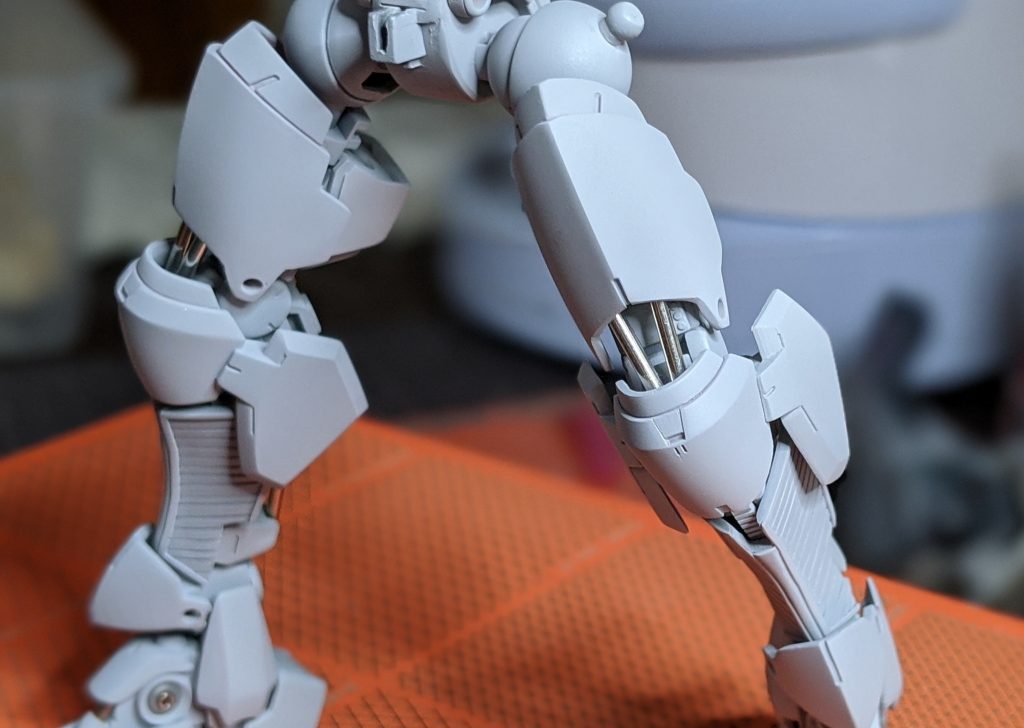 膝からチラッとシリンダーパイプが覗くようにしました。膝を曲げるとスムーズにパイプが出てくるように調整しました。その為、太ももの外装が若干前にでてきてるので、筋肉質な感じになりました。