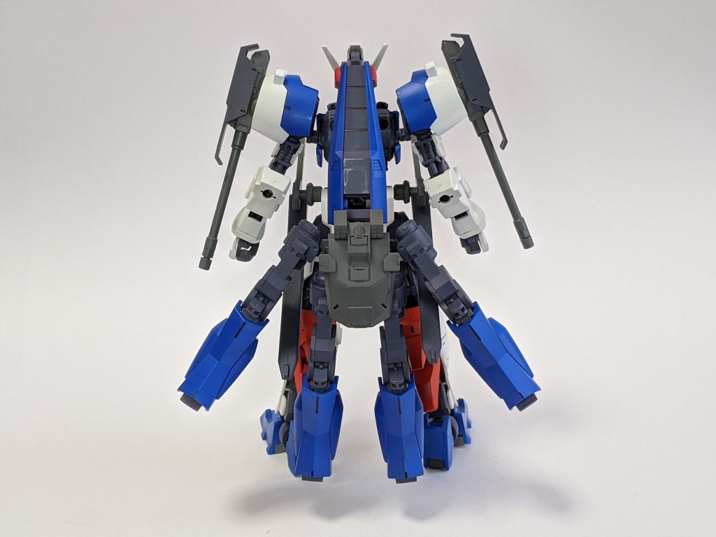 背面。同じく真裏から。
A(アサルト)ユニットを装備しており、この状態はガンダムアスタロト シンメトリ という名前の設定。