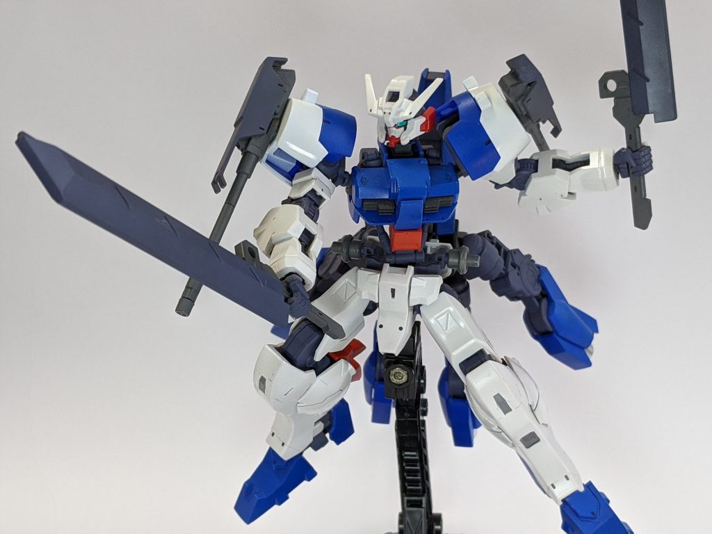 シンメトリモードはスタンドにさえ立てれば、それなりにブンドドもしやすい構成。本体はガンダムアスタロトを2体組み合わせて左右対称にして、表面処理や消しやすいところだけの合わせ目消し、塗分けを少しした程度で、特別な工作はなし。