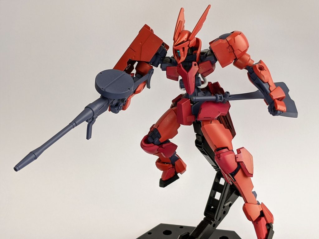 元キットの可動が優秀なので、色を塗って気が向いたところを少しいじるだけでだいぶいい感じになりました。シャアカラーは若干丸みを帯びた機体に似合う印象があるのでピッタリでしたね。