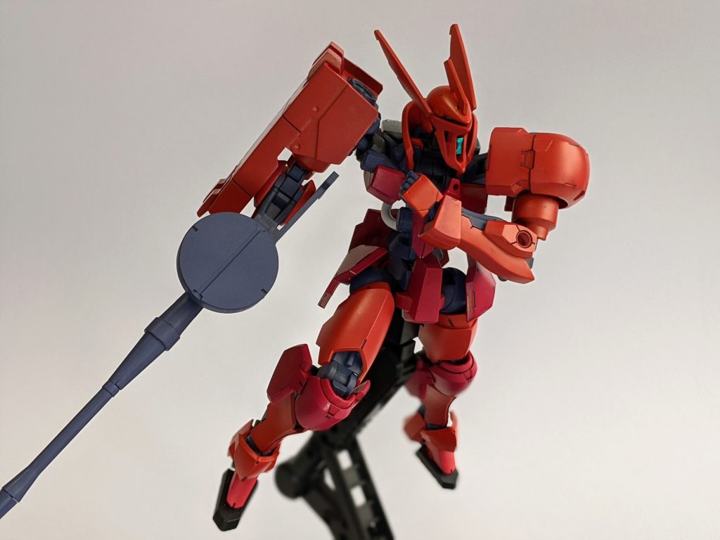 マシンガンがもともとドラムマガジンなのもこのカラーリングとの親和性が高いです。まぁもともと赤系統だから当たり前かな。武器とフレームはガンダムメカグレーで塗装。