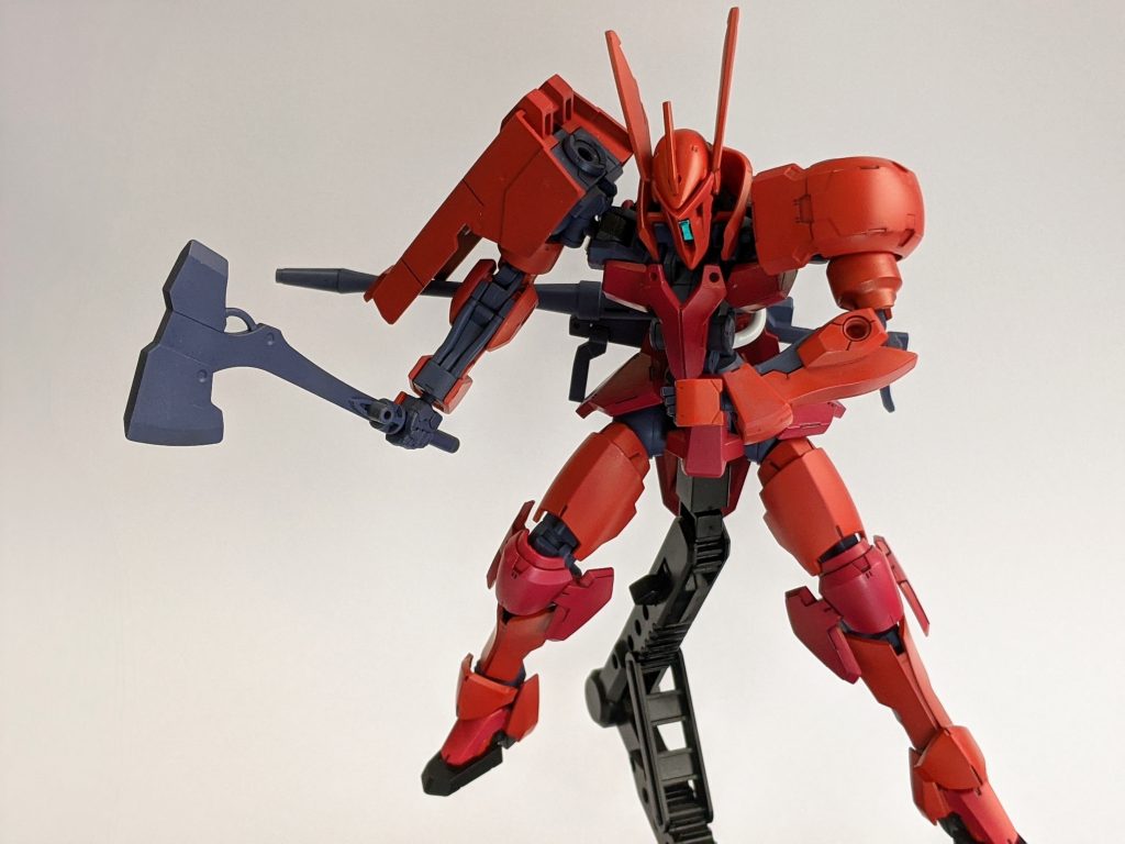 ヒートホークを意識してグレイズのアックスを装備。さらに鉄血オプションセットのシャルフリヒター用肩アーマーを使用。デザインがぐっと元ネタに寄ったので、これは正解でした。