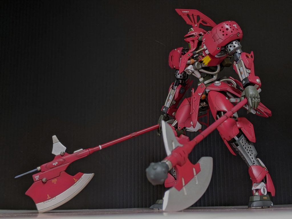 耳？をやめて、とさかをプラ版にて制作して変えてみました。どうでしょう？
とさかの色は悩みましたが、赤で落ち着きました。
胸周りはなんちゃってシリンダーでそれらしく。
腕には自作の密巻スプリングを入れてます。
斧を持たせてみました。