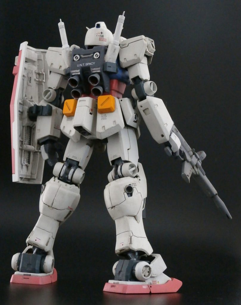 ランドセルは右側にビームサーベルを増設しただけでGM改ほぼそのまま。カトキMSの特徴である後姿のシルエットにもこだわってみました。