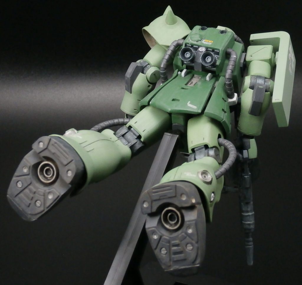 基本塗装はファレホをエアブラシで。頭部や腕、脚部の塗装には「70974」、本体には「70891」を使用。ザクの