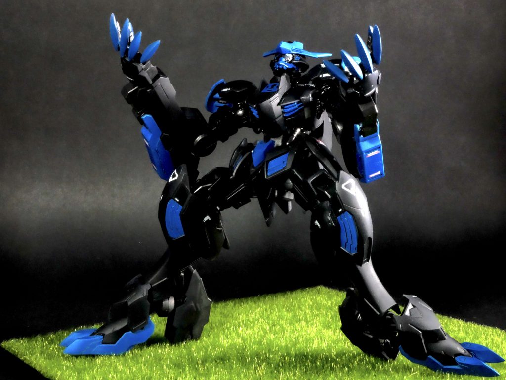 勝利の雄叫び
塗装レシピ
青:ブルー+ダークグレー
黒:フラットブラック+インディブルー+ダークグレー
フレーム:焼き鉄色+インディブルー
白部分はエナメルのフラットホワイトを筆塗りで塗り分け。
塗り分け部分が多かったのと、
フレームのメタリック色がマスキングテープに負けて
剥がれるというトラブルがあり、
気軽に製作とはいかなかったですね。。。