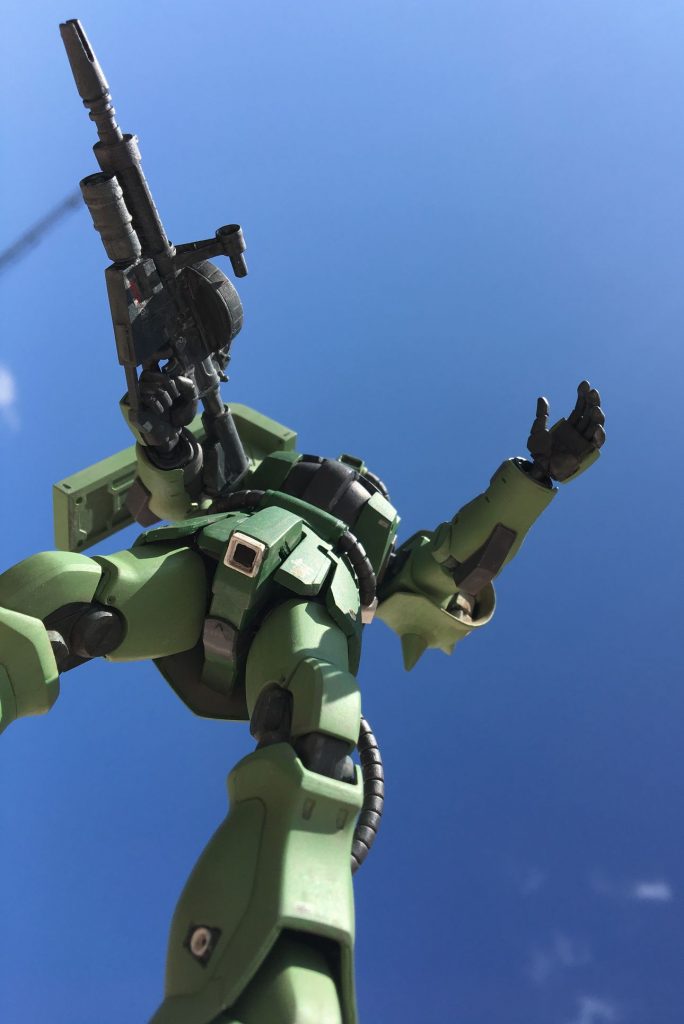 歩兵の視点から見上げると、威圧感ハンパないですね。機械音うならせながら、こんなのが何十機もガシガシ歩いてこられた日には降参です。