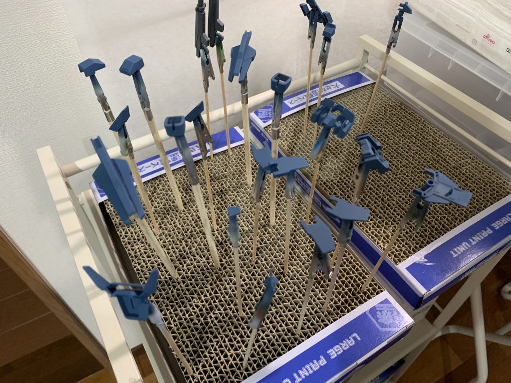 塗装はいつもの水性ホビーカラー、白はそのままでつや消し