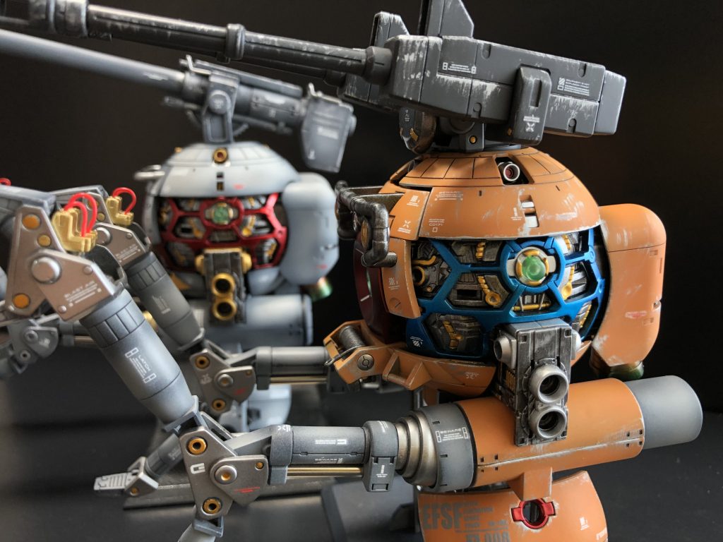 トラスフレームが見える様に同時撮影をしました😁やはり2体飾るのが映える気がします🤗
飾る時は内部フレームが見える様に飾ります。
オレンジの塗装は難しかったですが、試したい塗装方法が思いついたのでまだいつか作ります🤗
この重厚感と内部フレームの作り込みは感動間違い無しです。
ガンスタさんも最近ボールの投稿も多い様な……。いずれにせよオススメ出来る素晴らしいキットです。駄文、長文読んで頂きありがとうございました🙇♂️また頑張ってゆっくり作ります🤗