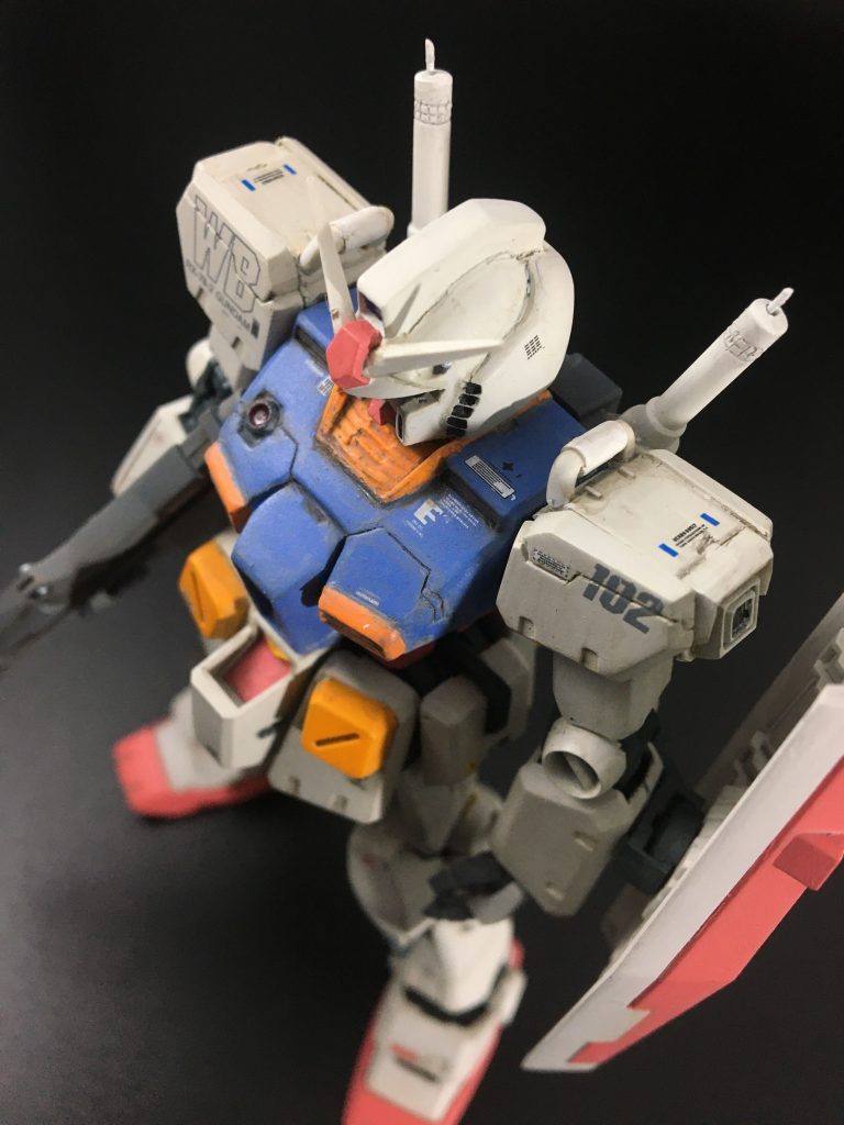 1990年夏に発表された「センチネル最終回ガンダム」の衝撃がどれほど凄かったのか。当時は「初代HGガンダム」(※画像検索してみて下さい)が、”最新製品”として発売されたばかり。ワンオフ作例とマスプロダクト製品を比較するのは酷かもしれませんが、スケール差を超えたところで、両者の造形や表現、演出センスには天と地ほどの差がありました。「センチネル最終回ガンダム」は、ガンプラ界の成層圏にありました。ドキドキしながら最終回号の表紙をめくり、4頁目にいきなり目に飛び込んできたあのガンダムのインパクトときたら。(だから、目の色は水色です!)感嘆の溜息と興奮、そして……“こんなのどーやっても作れねーよ!”という泣き笑いの絶望。(続く)
