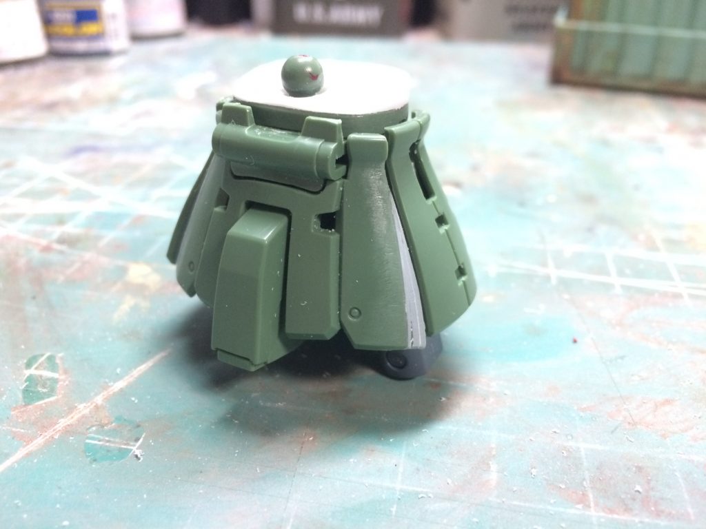 スカートアーマーの隙間を埋めるように、プラ板を貼って削ってあります。
リアスカートにも同じような加工を入れました。