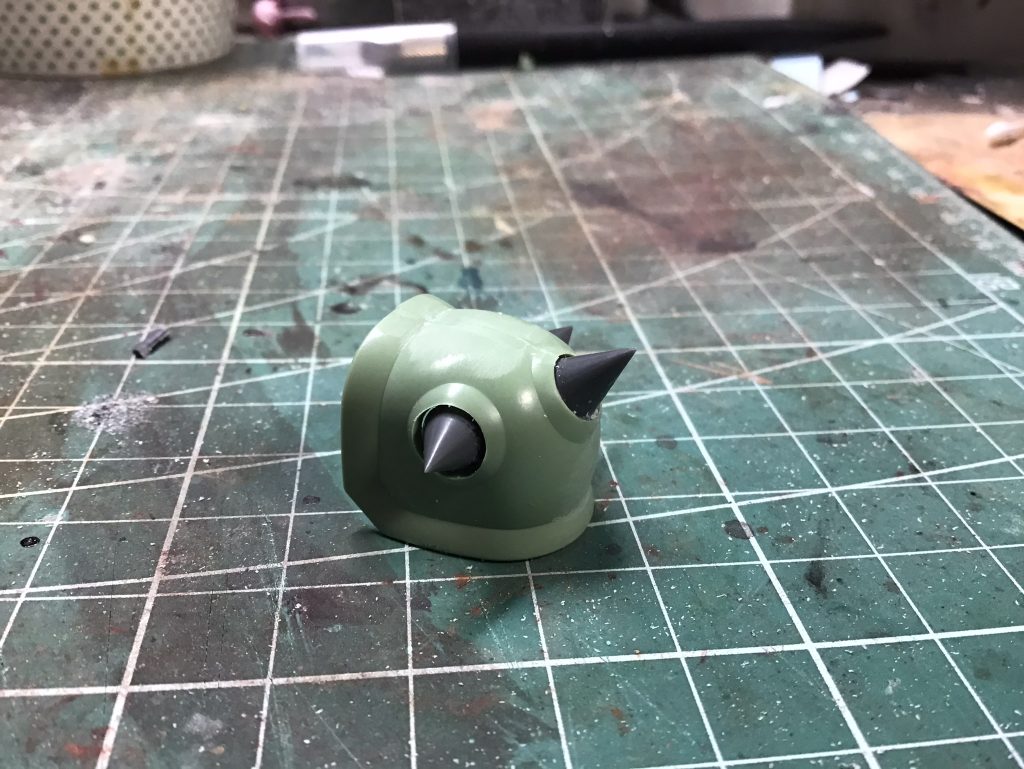 市販のパーツを使って、スパイクも加工してみました。